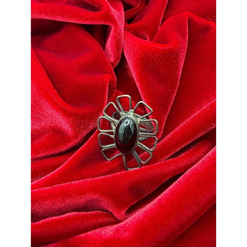Vintage Sterling Silver Brutalist Flower Ring Black Cabochon Size 7.5‎ Modernist